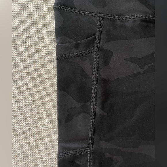 NWT Yogalicious Camo Full Length Leggings in Size S - Picture 3 of 5